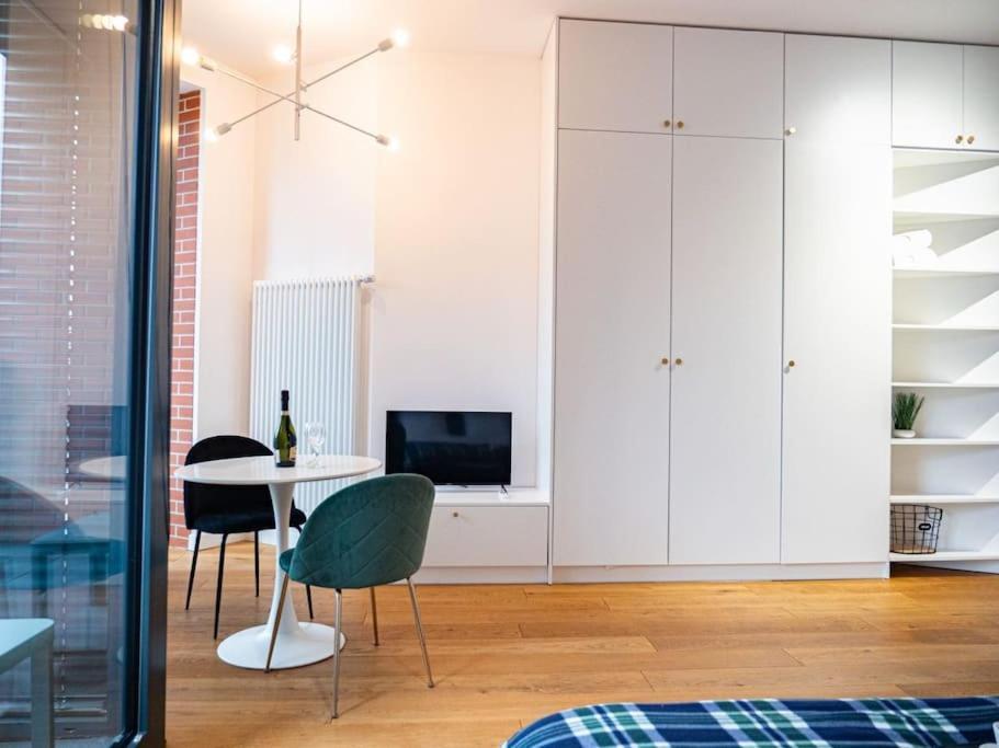 Chic Apartment In Historic Koneser Area Warsaw Exterior photo