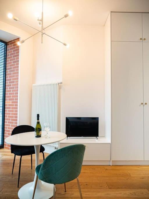 Chic Apartment In Historic Koneser Area Warsaw Exterior photo