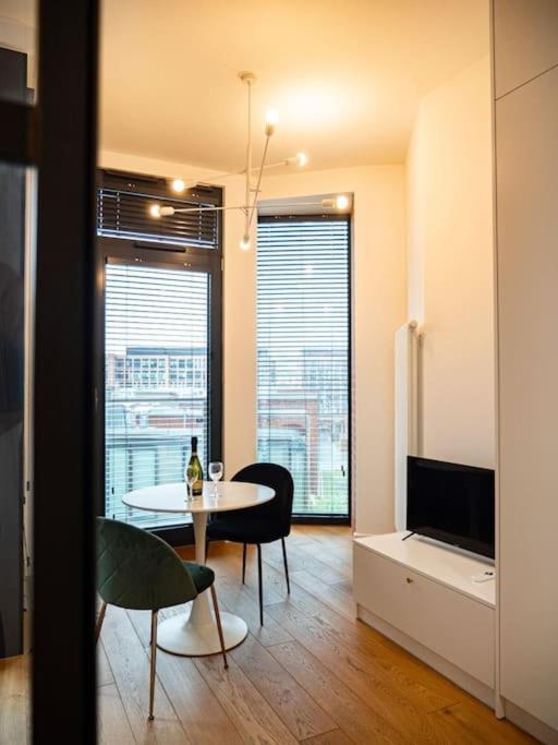Chic Apartment In Historic Koneser Area Warsaw Exterior photo