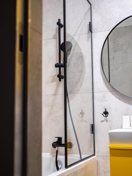 Chic Apartment In Historic Koneser Area Warsaw Exterior photo