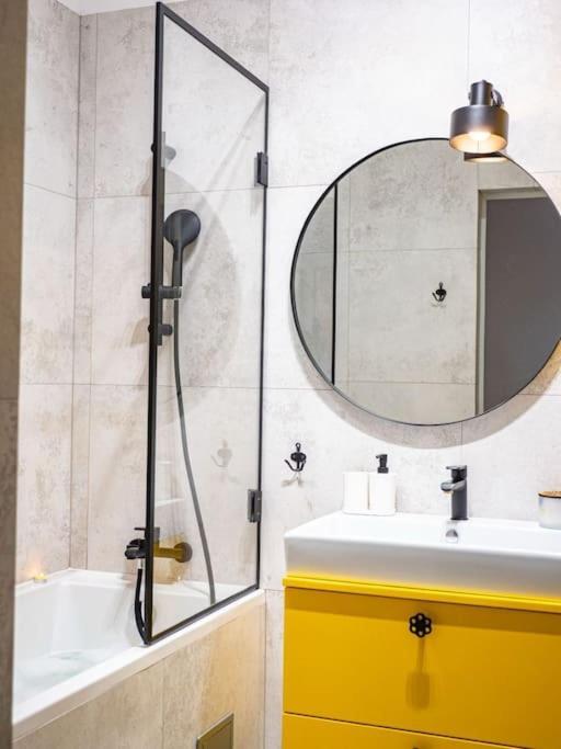 Chic Apartment In Historic Koneser Area Warsaw Exterior photo