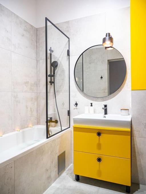 Chic Apartment In Historic Koneser Area Warsaw Exterior photo