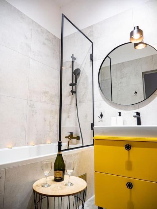 Chic Apartment In Historic Koneser Area Warsaw Exterior photo